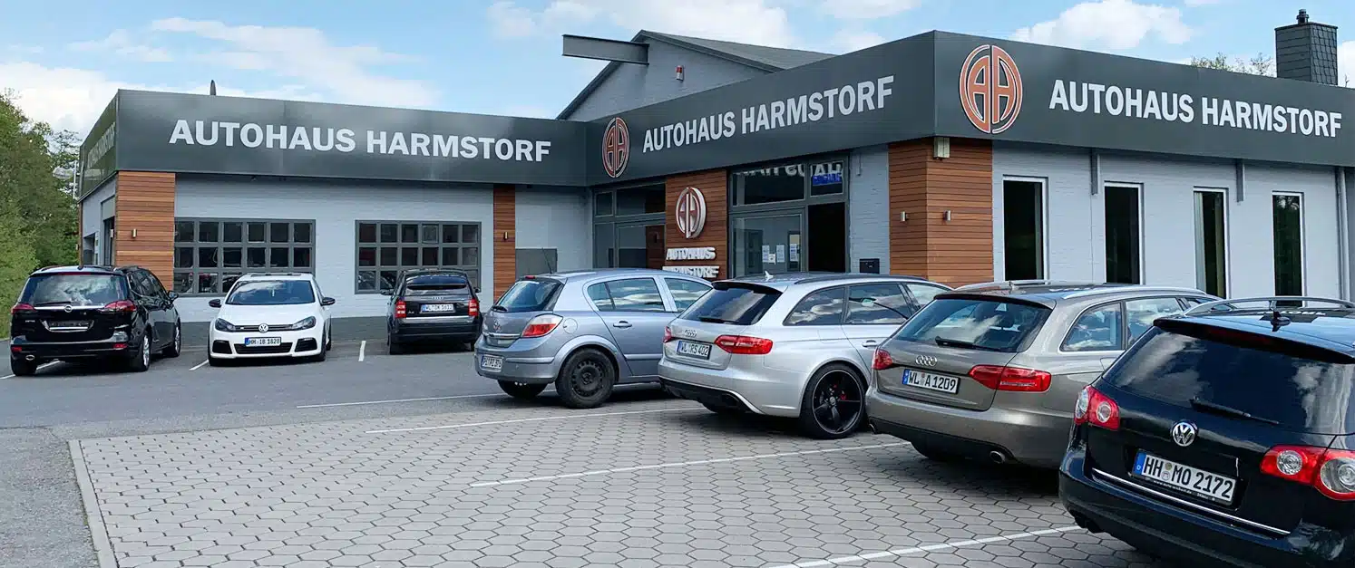 Das Autohaus Harmstorf Ansicht Haus und Parkplatz