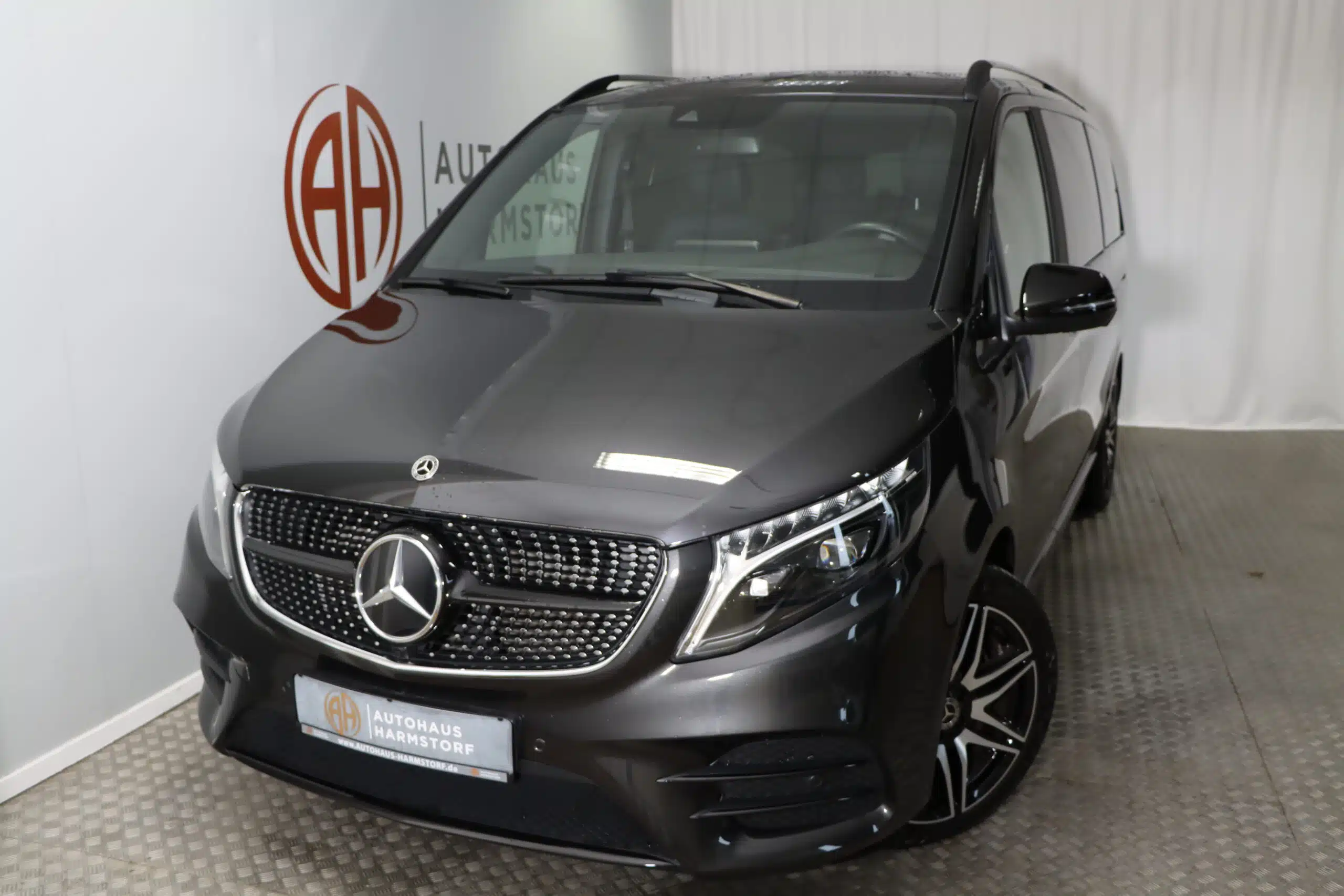 Mercedes V 300 Edition lang AMG Line Pano AHK Navi - Graphitgrau