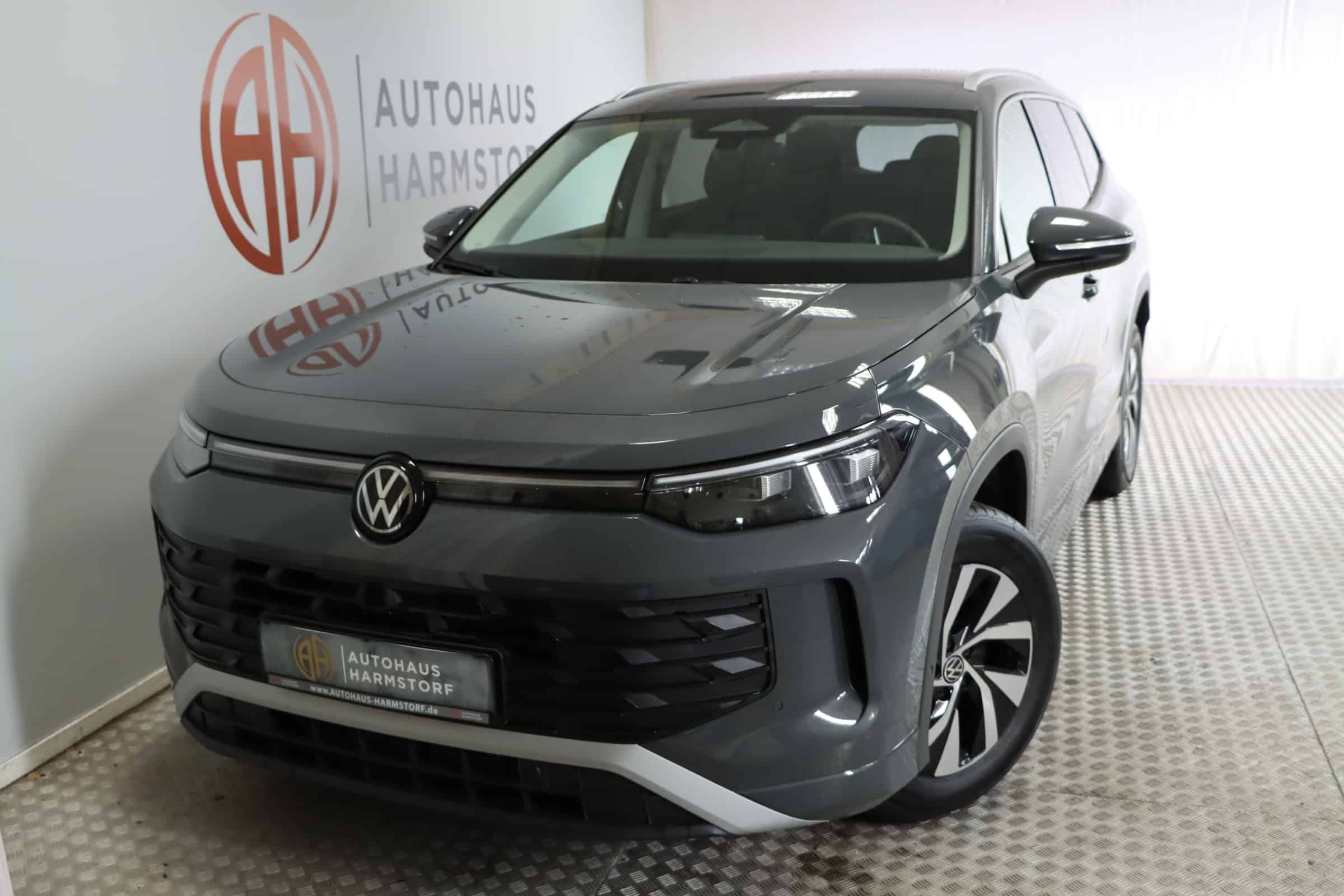 101 Volkswagen Tayron 1.5 eTSI 110 kW Life 7 Sitze AHK - Delfingrau Metallic