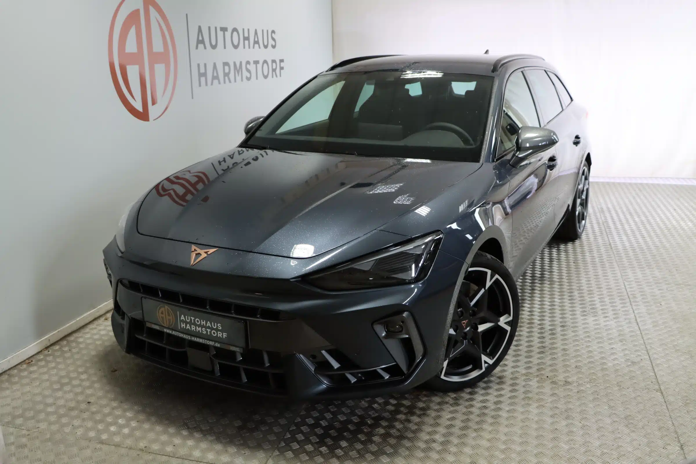 280 Cupra Leon Sportstourer 2.0 TSI 245 kW 4Drive VZ AHK - Magnetic Grau Metallic