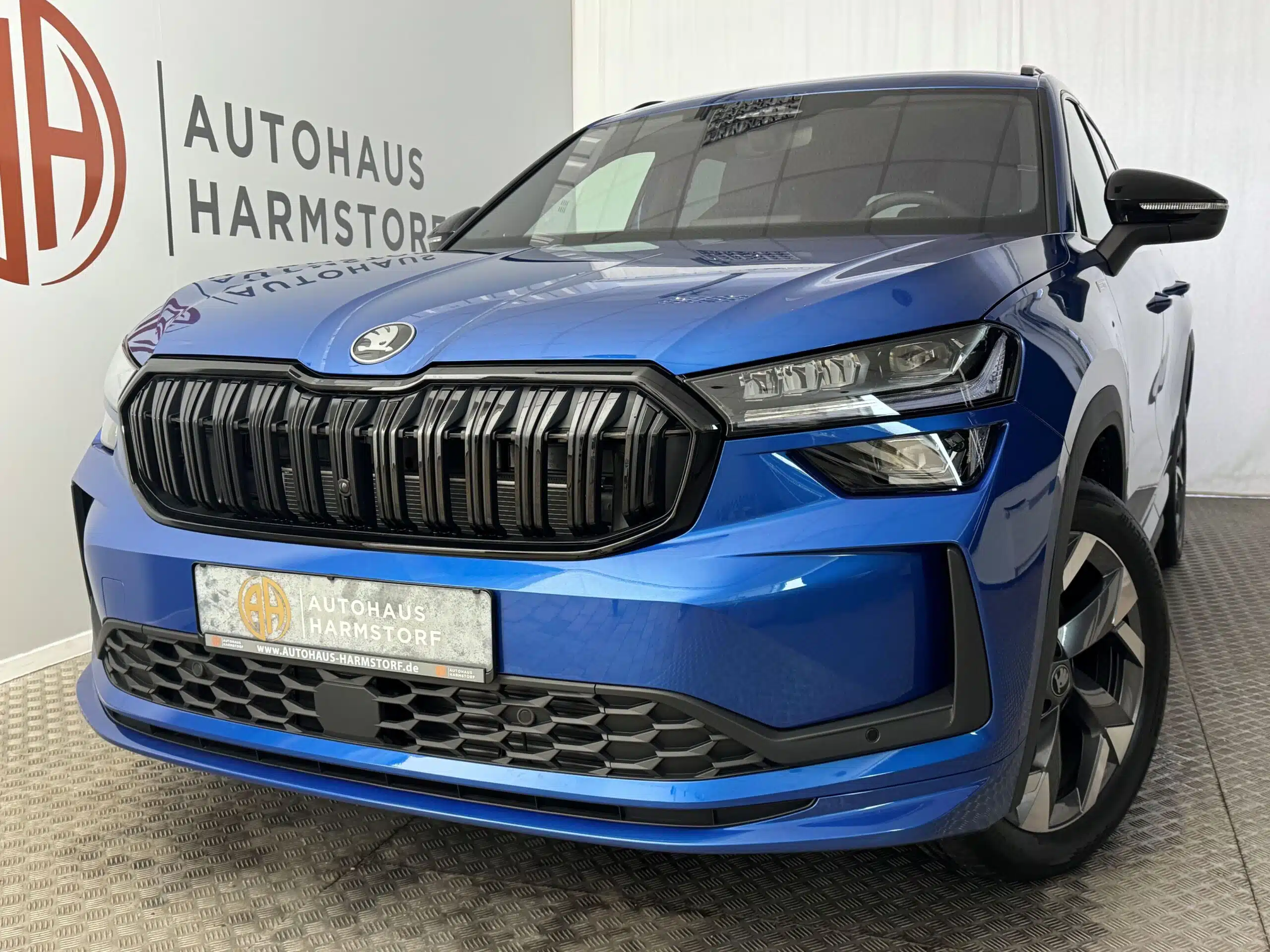 135 Skoda Kodiaq 2.0 TSI 25 135 Skoda Kodiaq 2.0 TSI 150 kW 4x4 Sportline Pano - race blau