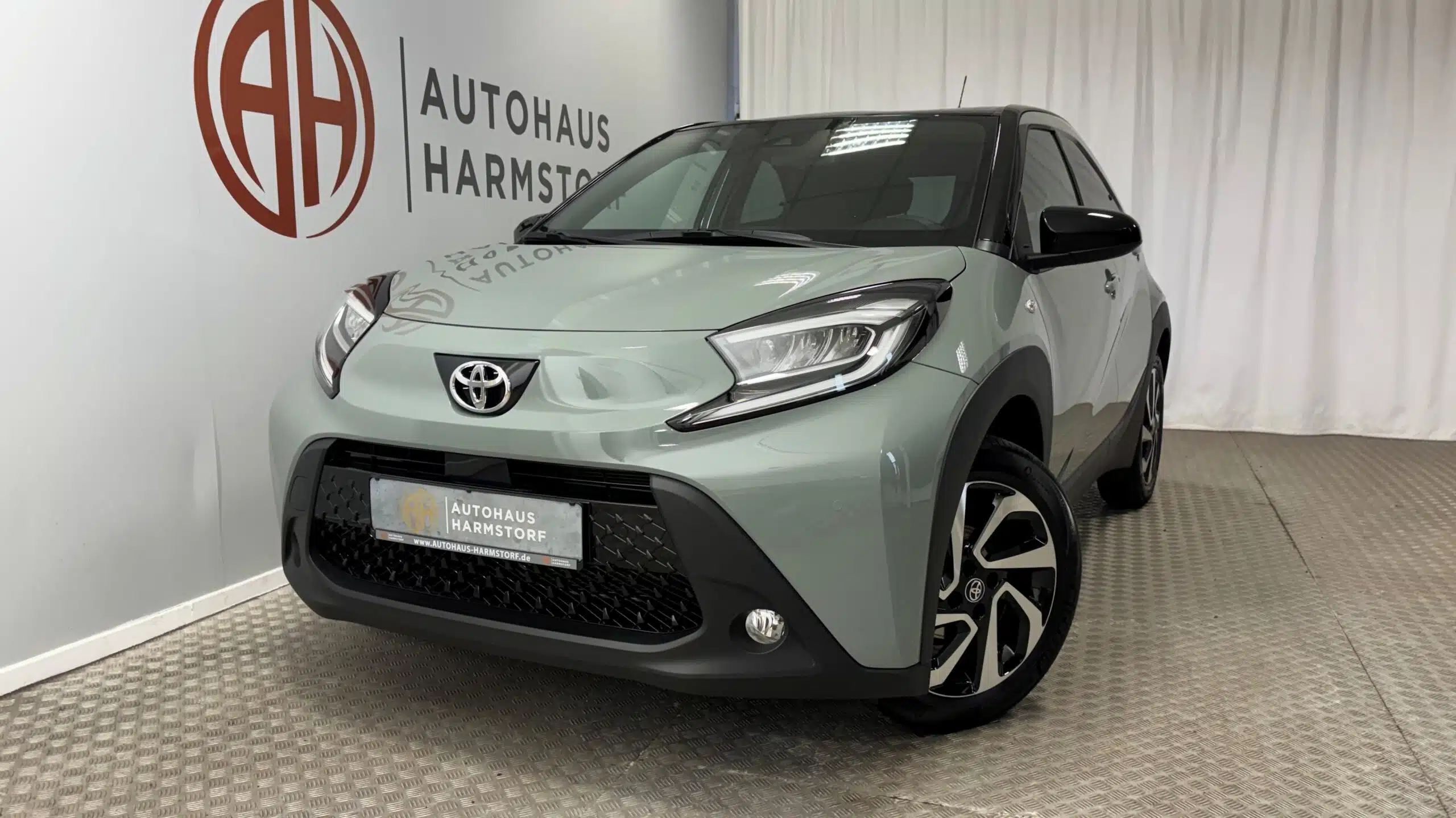 172 Toyota Aygo X Pulse LED SH Kamera - Urban Khaki - Black Mica