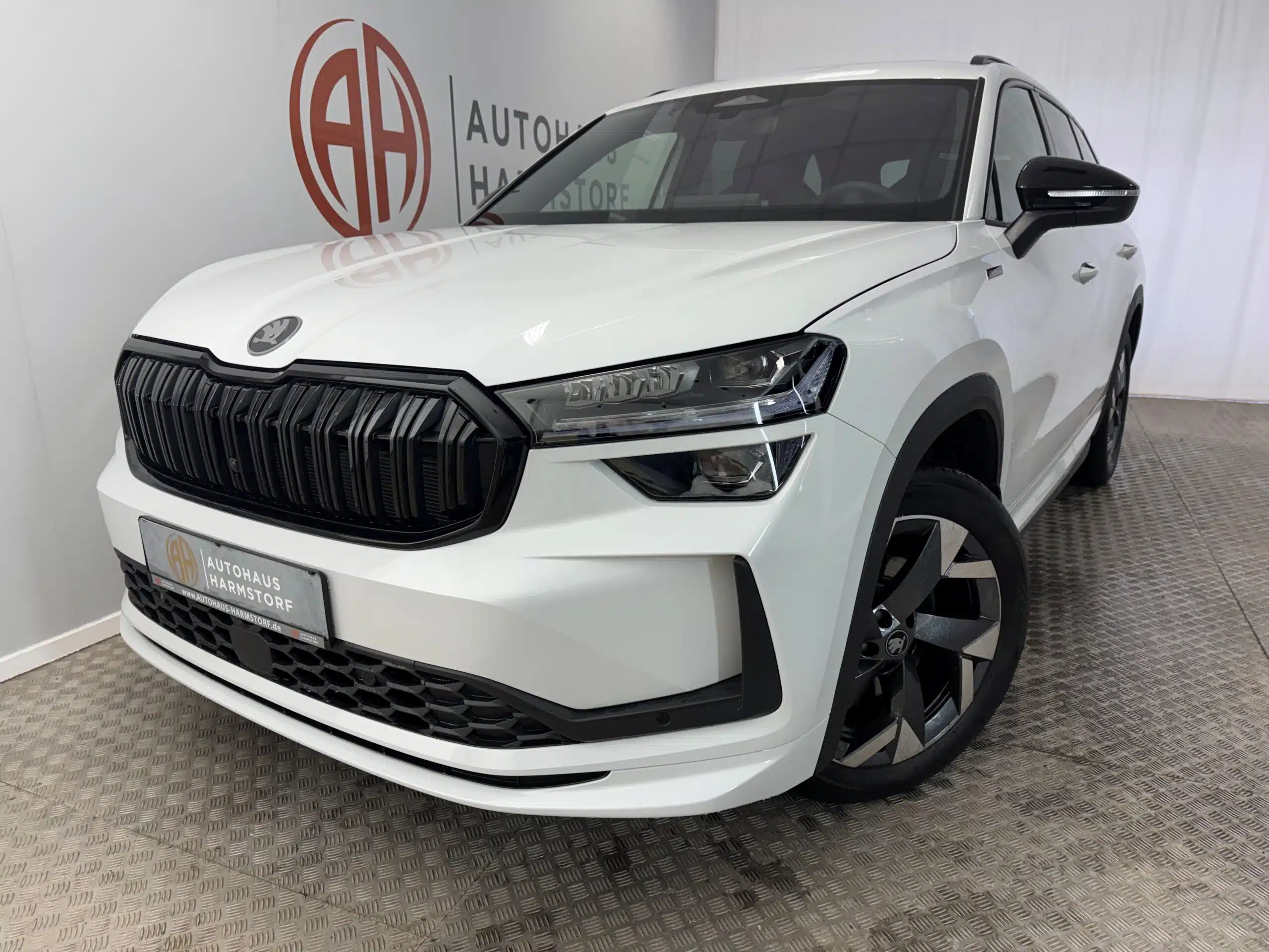185 Skoda Kodiaq 1.5 TSI Sportline 23 185 Skoda Kodiaq 1.5 TSI Sportline Matrix AHK Panoramadach - Moonweiß Perleffekt