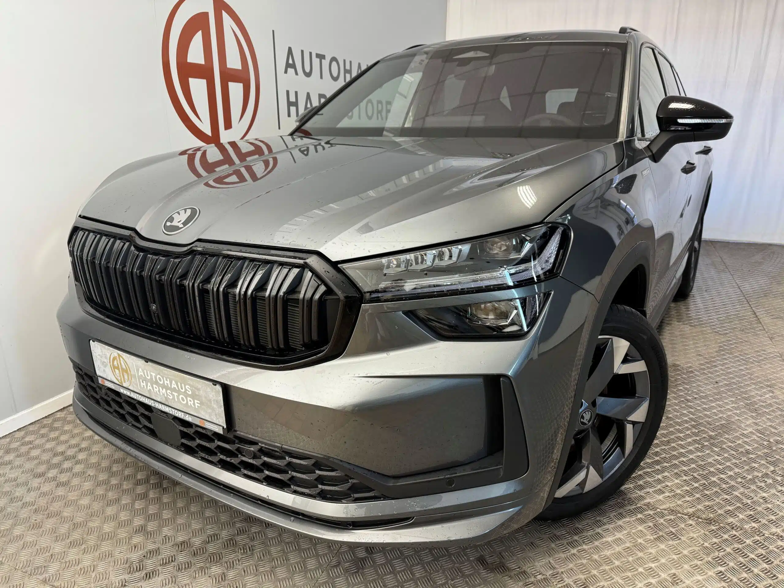 32 Skoda Kodiaq 1.5 TSI Sportline 19 32 Skoda Kodiaq 1.5 TSI Sportline 7-Sitze Matrix AHK - Graphite-Grau Metallic