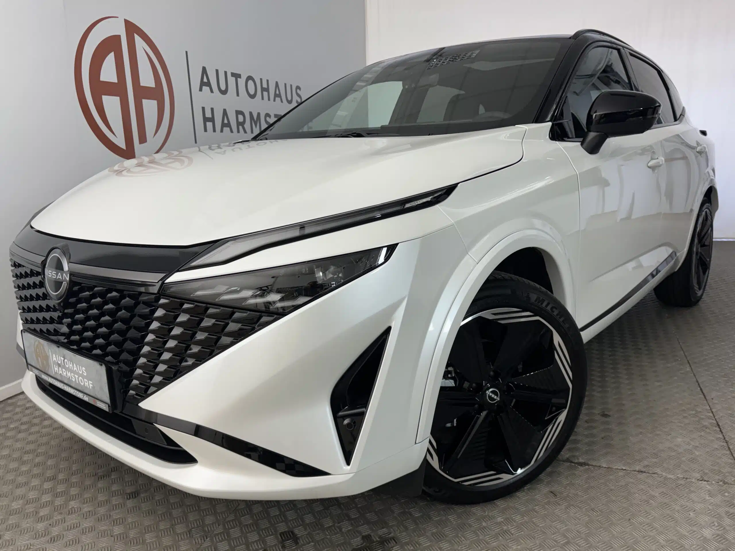 47 Nissan Qashqai N-Design 3 47 Nissan Qashqai N-Design, Leder, Panoramadach, HeadUp Display, 20 Zoll - Pearlwhite/Schwarz