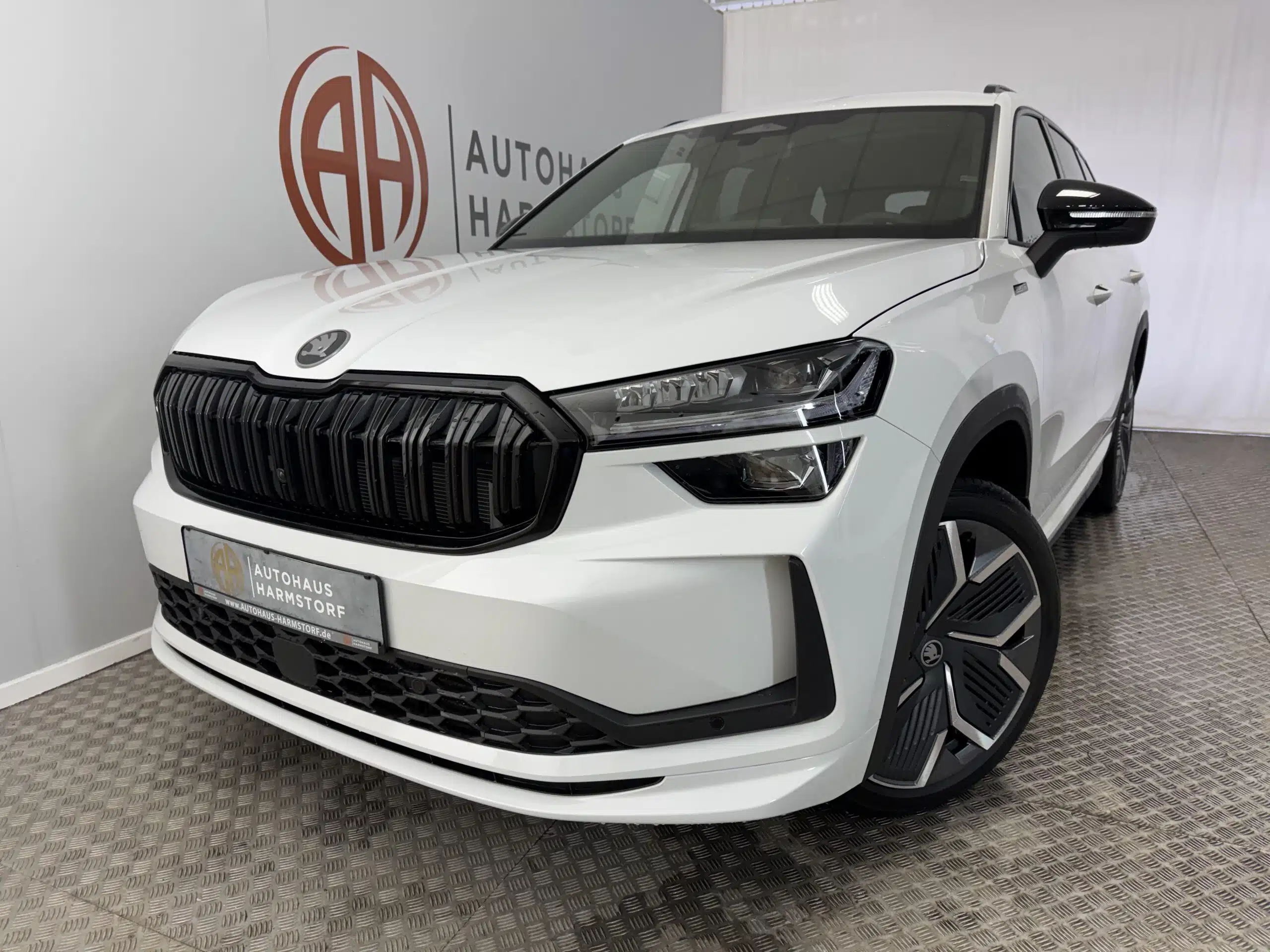 59 Skoda Kodiaq 2.0 TDI 9 59 Skoda Kodiaq 2.0 TDI 4x4 Sportline Pano AHK 7-Sitze - Moonweiß