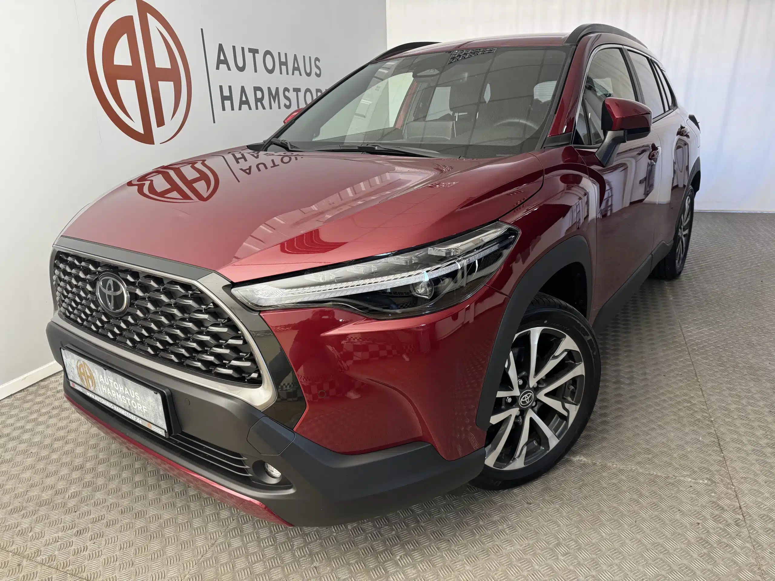 242 Toyota Corolla Cross AT AHK Navi LED 8 fach bereift - Emotional Red Metallic