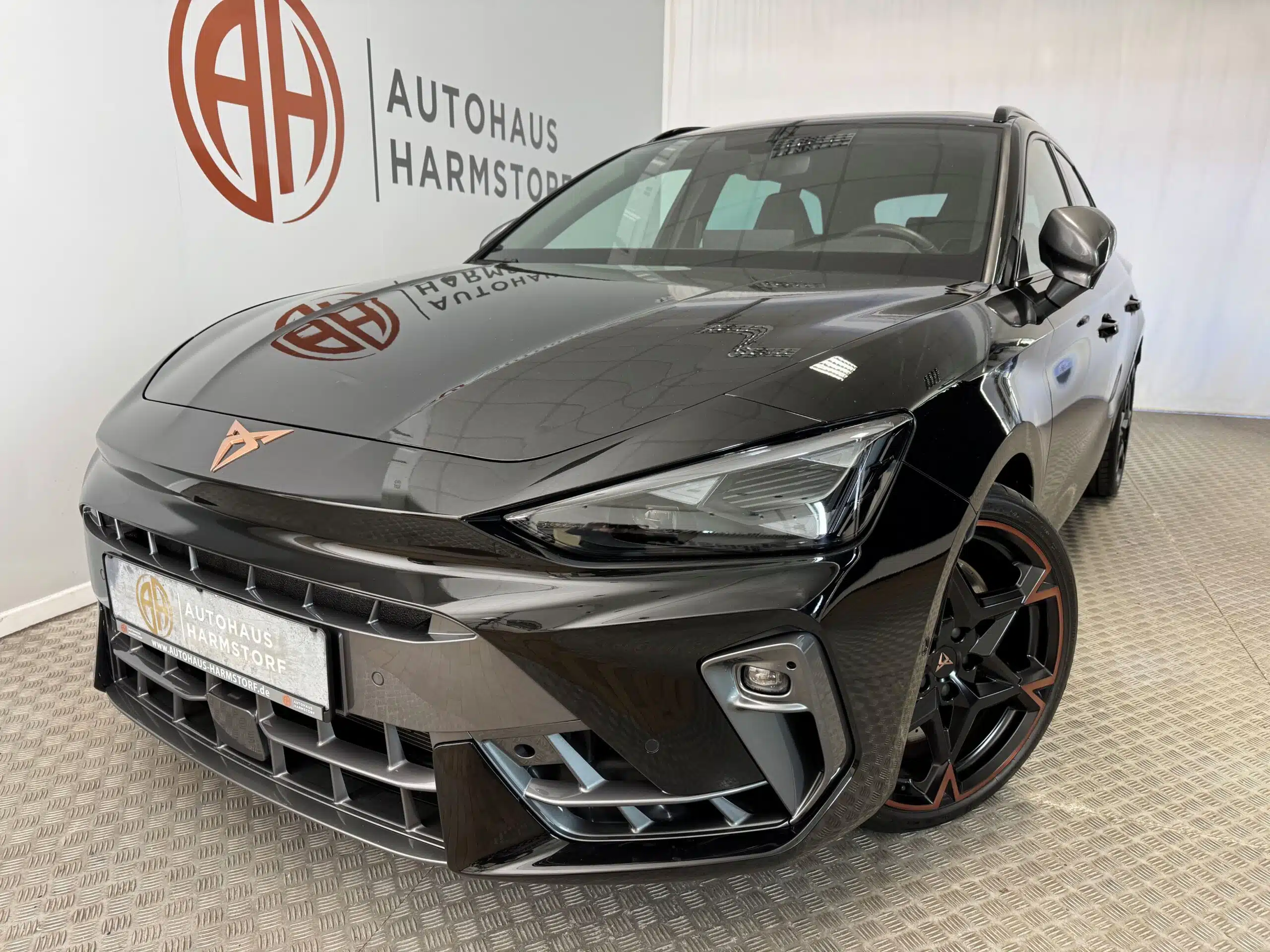 40 Cupra Leon Sportstourer 2.0 TSI VZ AHK Panoramadach Navigation - Mythos Schwarz Metallic