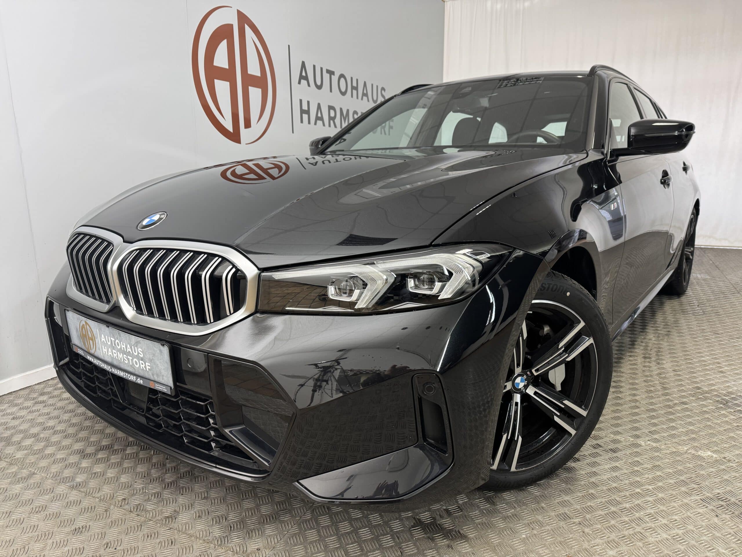 Nr. 11 BMW 330 i Touring xDrive M Sport Navi LED Kamera - BLACK SAPPHIRE METALLIC