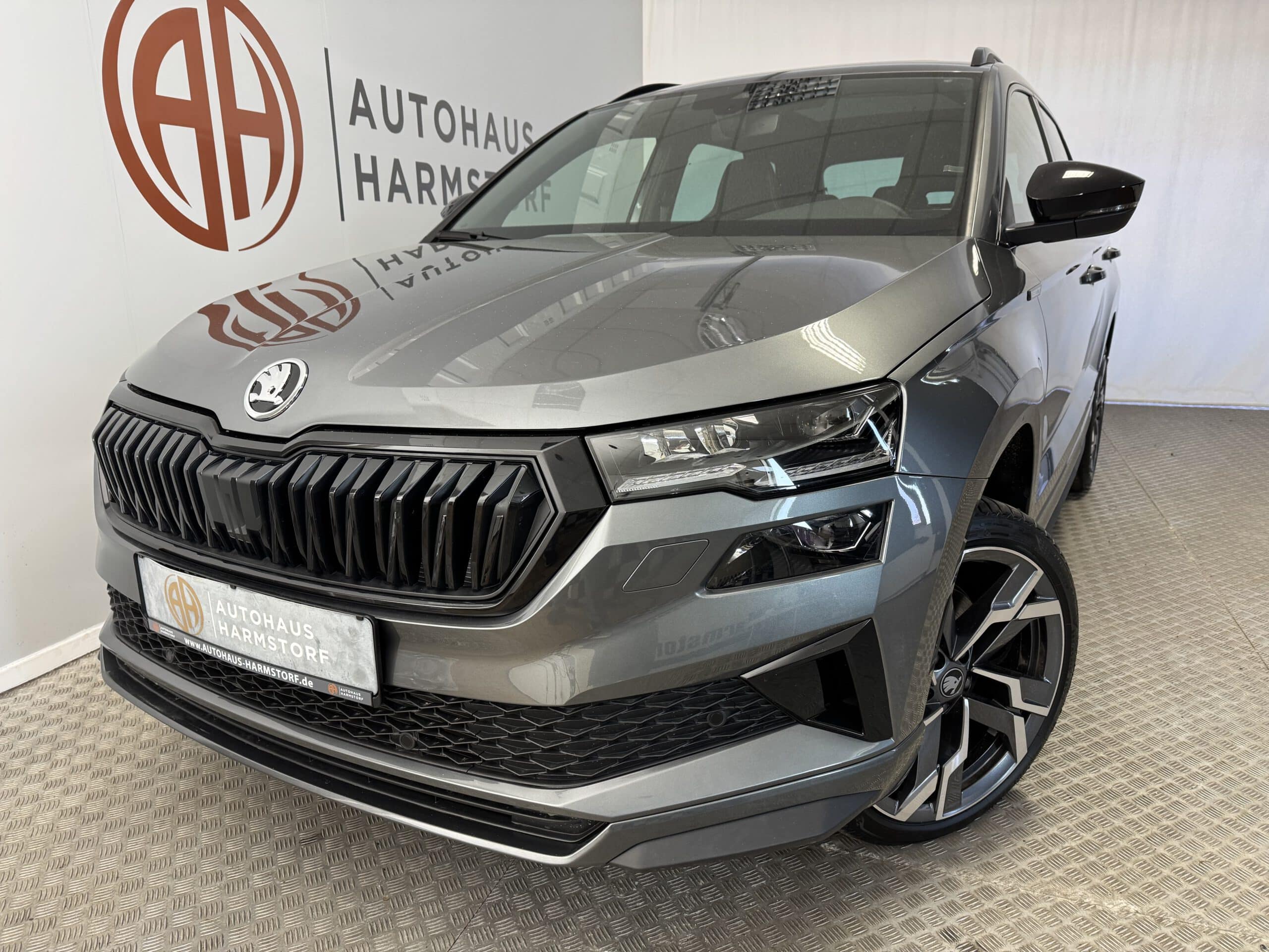 Nr. 110 Skoda Karoq Sportline 1.5 AHK Pano 19 Zoll Matrix - Graphite Grau Metallic