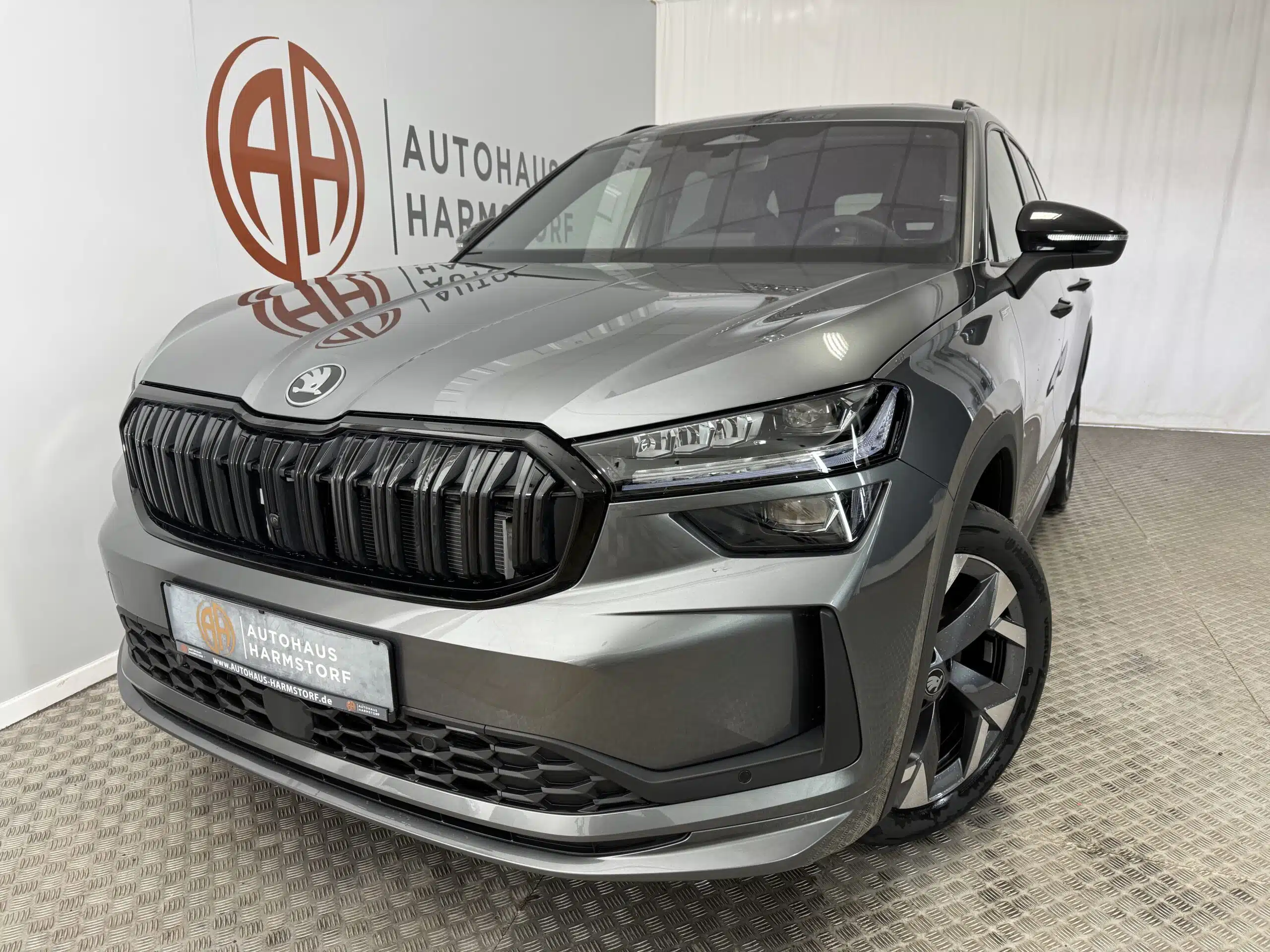 Nr. 163 Skoda Kodiaq 1.5 TSI Sportline 5 Nr. 163 Skoda Kodiaq 1.5 TSI Sportline AHK Pano 7-Sitze Matrix - Graphite-Grau Metallic