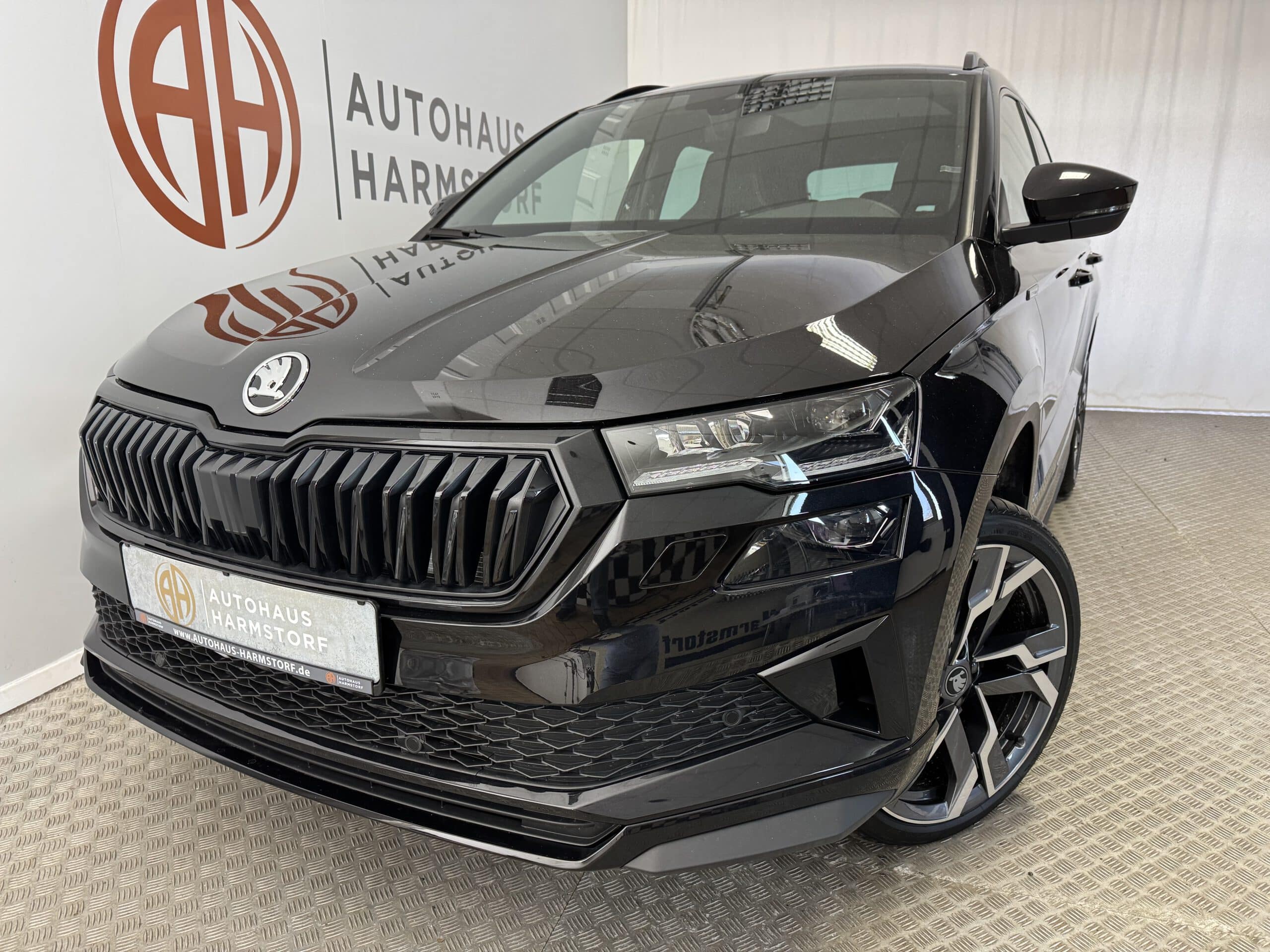 Nr. 264 Skoda Karoq Sportline 1.5 AHK Pano 19 Zoll Matrix - Schwarz-Magic Perleffekt