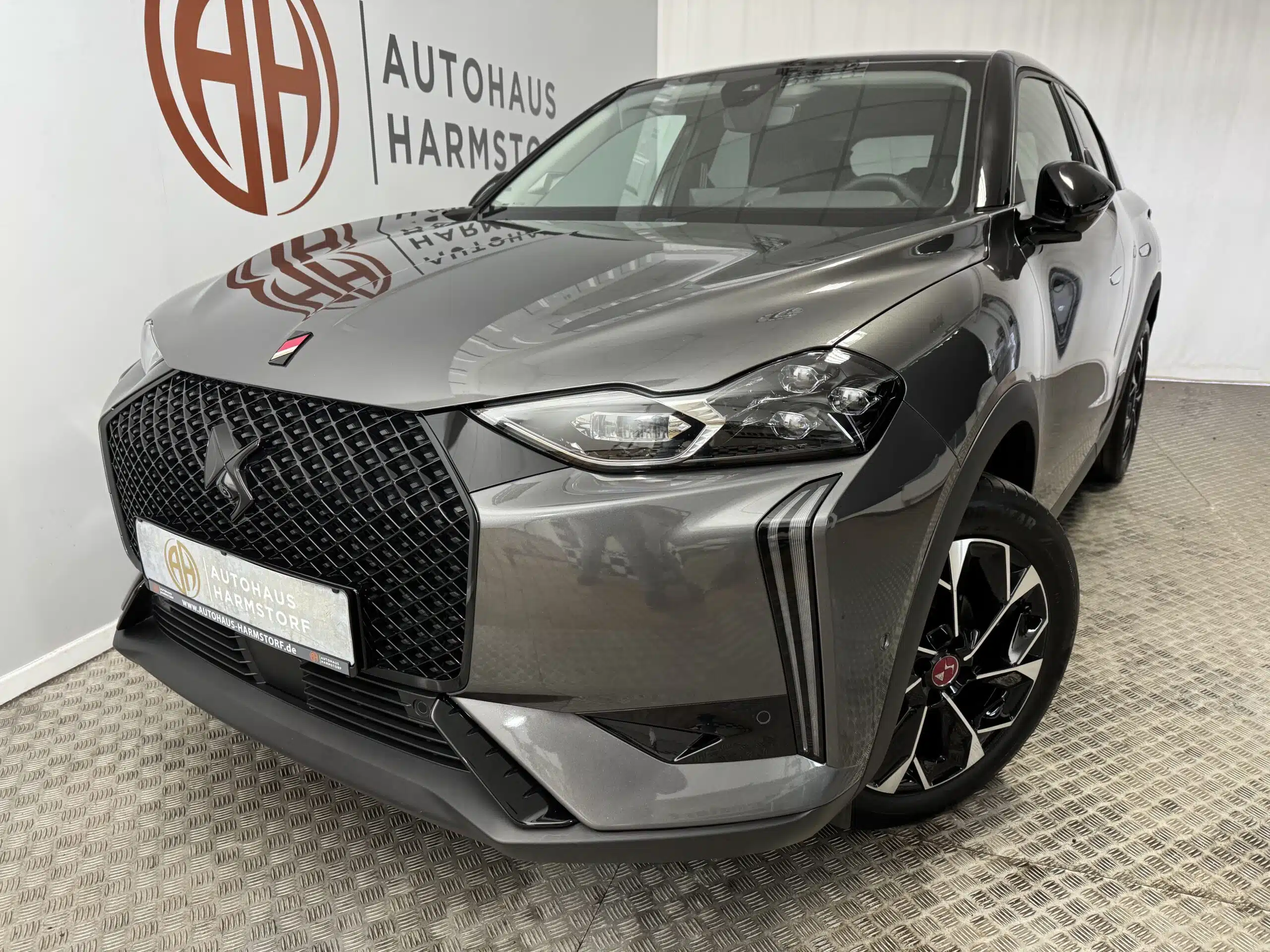 Nr. 287 DS Automobiles DS3 Crossback 3 Nr. 287 DS Automobiles DS3 Crossback Navi LED 360 Grad SH - Gris Platinum