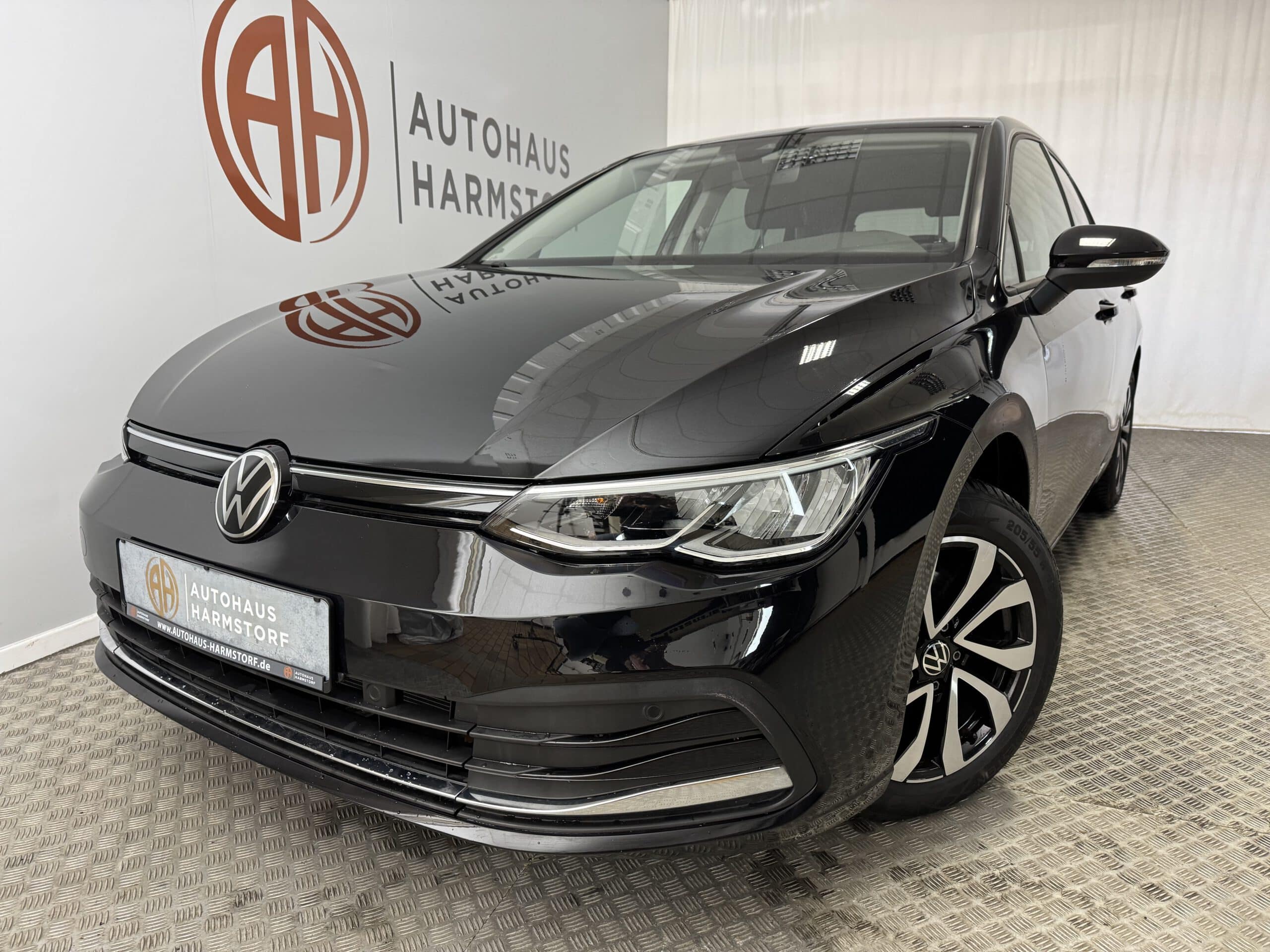Nr. 57 Volkswagen Golf VIII Lim. Active eTSI AT LED Navi SH - Deep Black