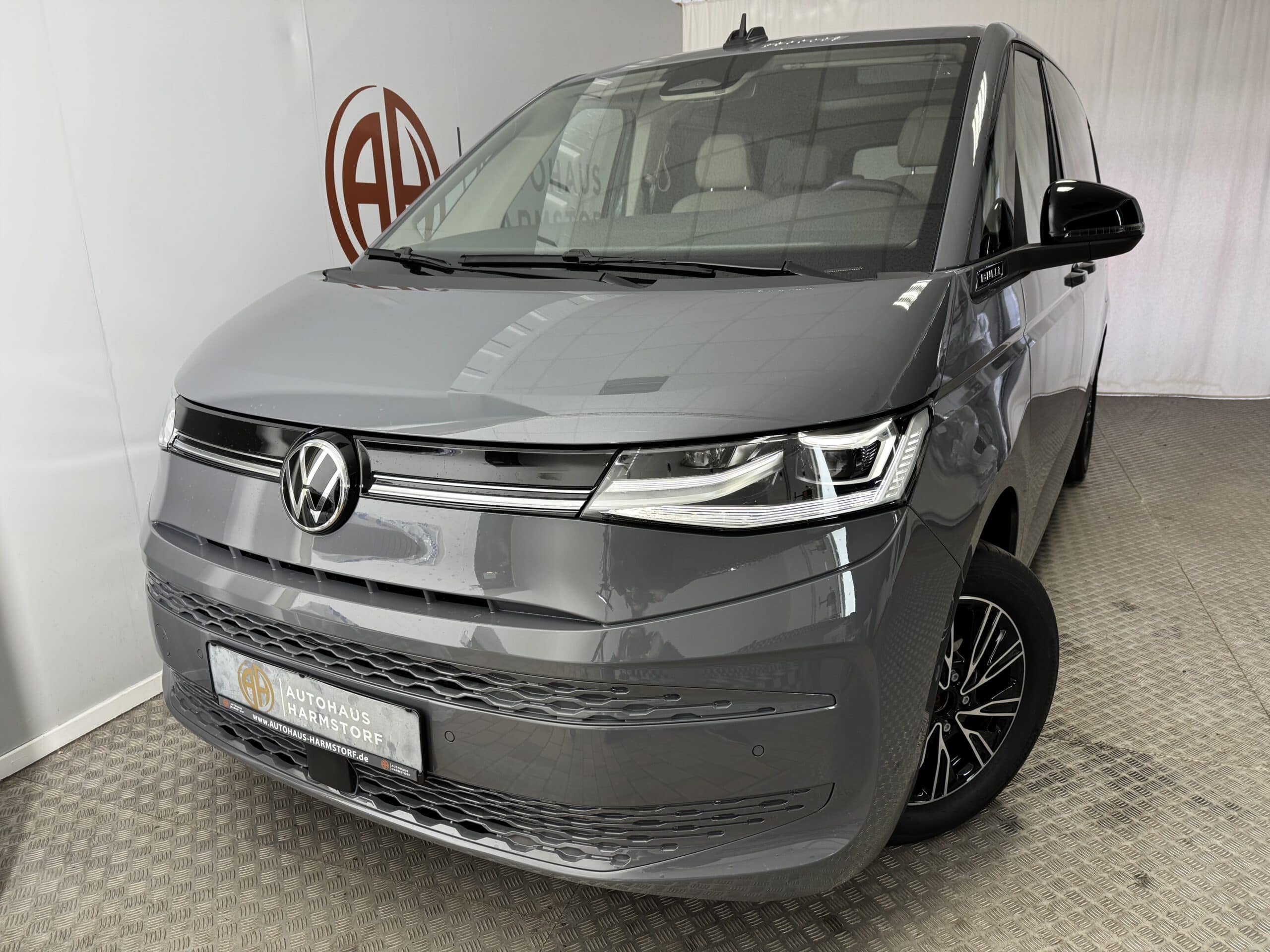 Nr. 66 Volkswagen T7 Multivan lang Vis-a-Vis AHK StHz Pano - Pure Grey