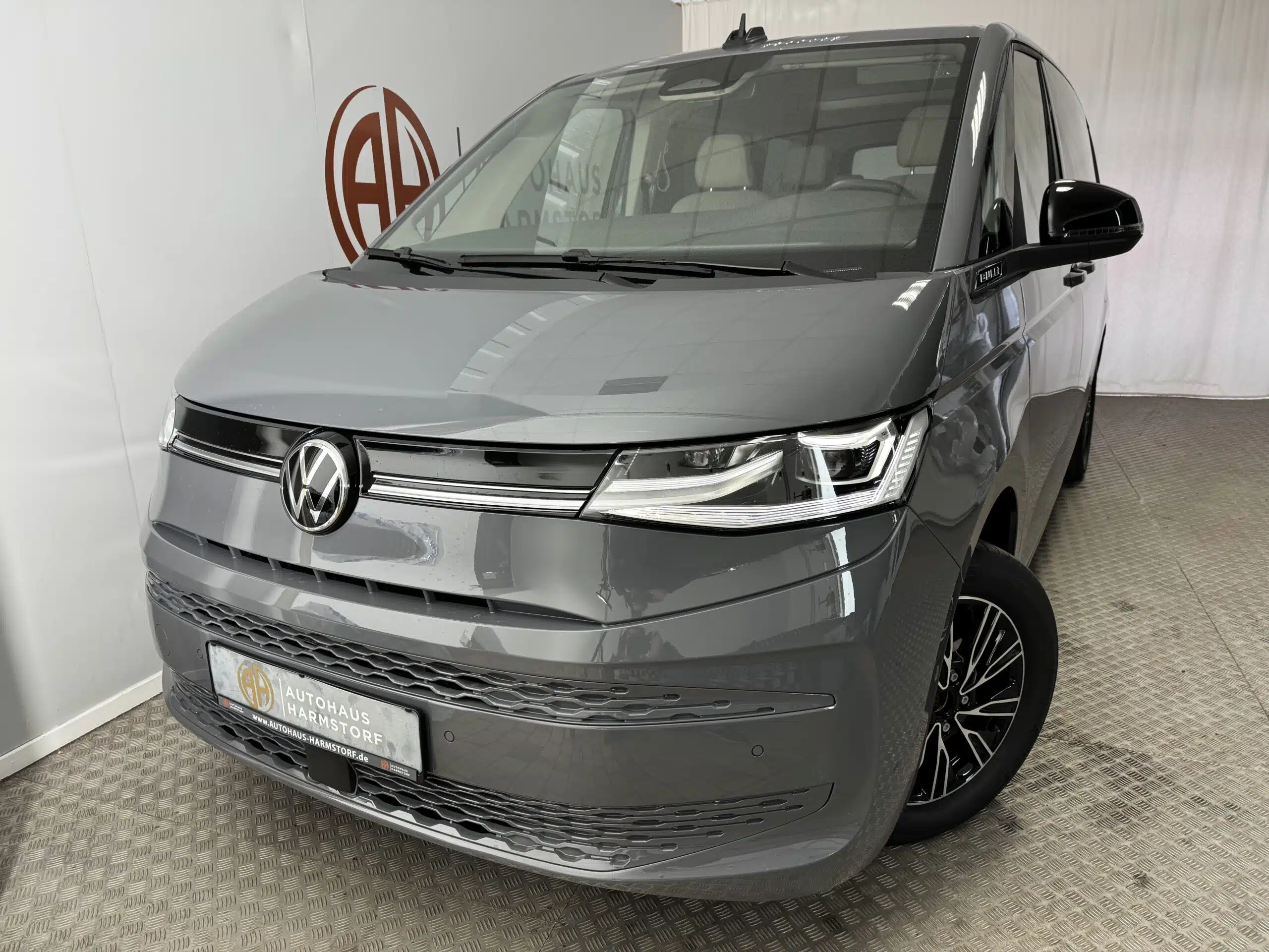 Nr. 66 Volkswagen T7 Multivan 6 Nr. 66 Volkswagen T7 Multivan lang Vis-a-Vis AHK StHz Pano - Pure Grey