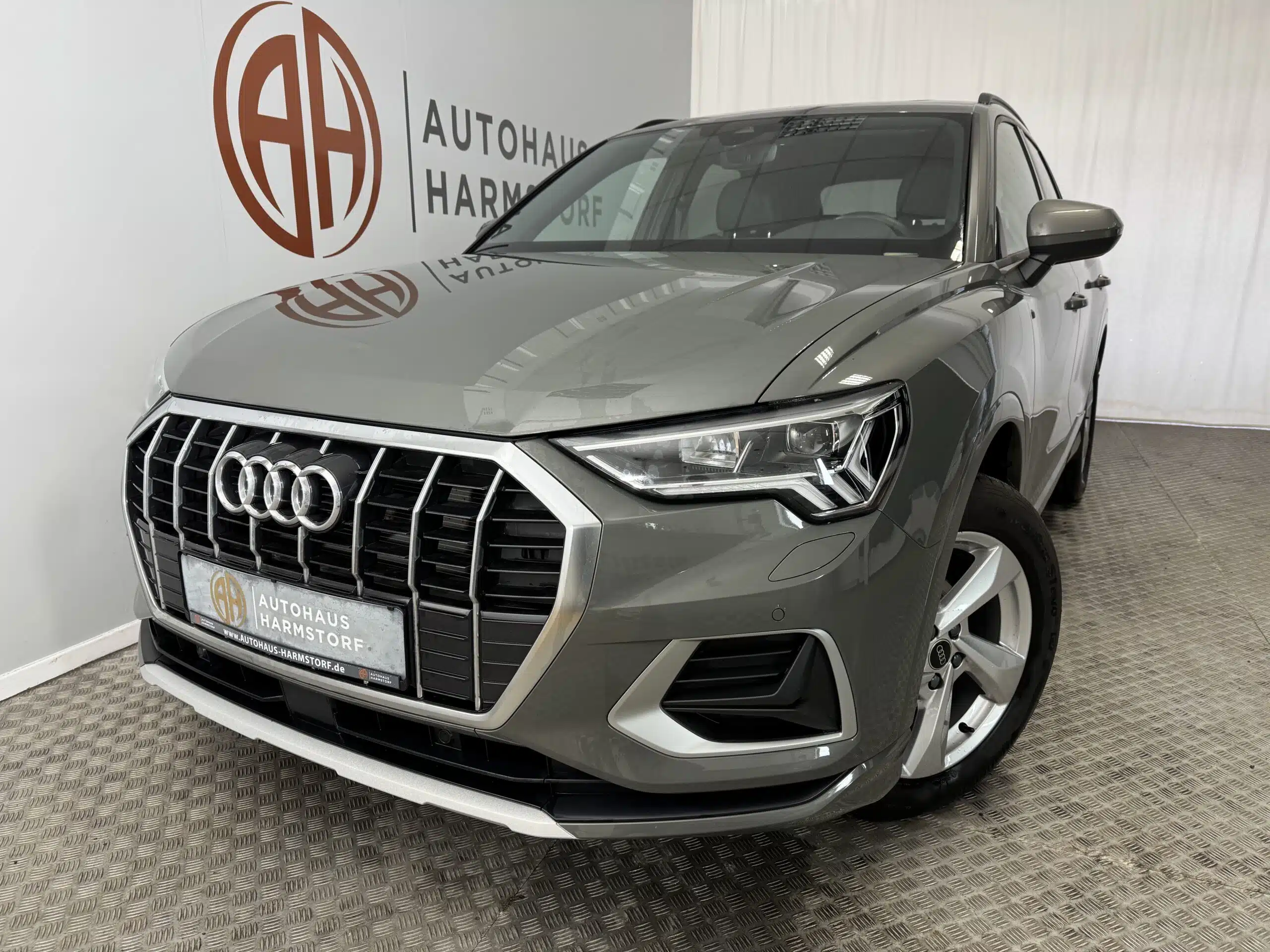 Nr. 95 Audi Q3 35 TFSI 1.5 9 Nr. 95 Audi Q3 35 TFSI 1.5 Pano AHK StHz Alcantara - Chronosgrau Metallic