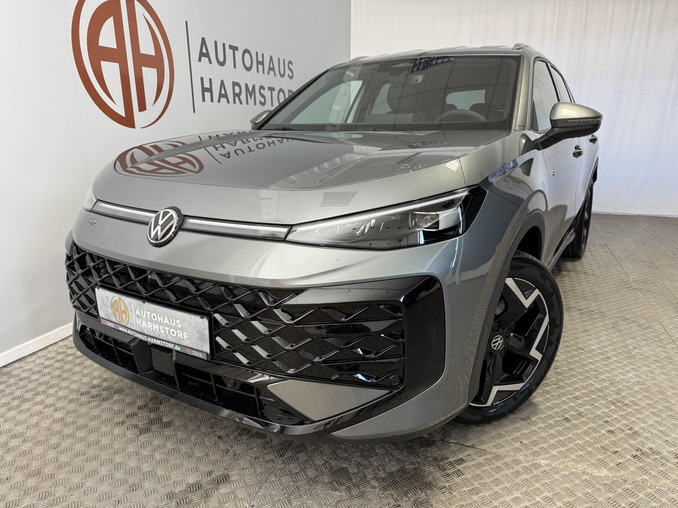 Nr. 1 Volkswagen T-Roc 1.5 neues Modell R-Line AHK elektr. Kofferraum - Wolf Grey Metallic
