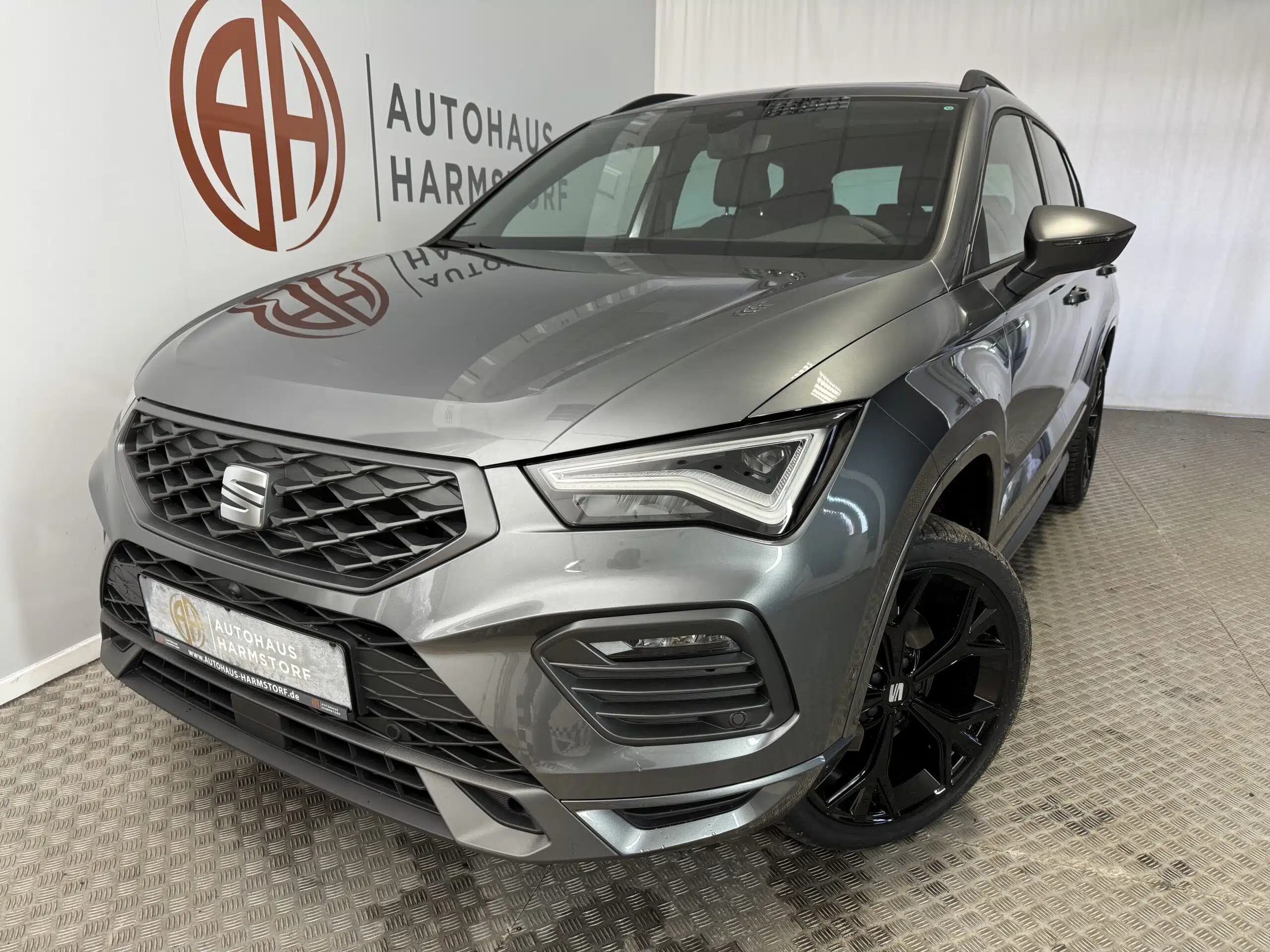 Nr. 102 Seat Ateca FR 2.0 7 Nr. 102 Seat Ateca FR 2.0 DSG Black Ed. AHK Pano 360 Grad - Graphitgrau