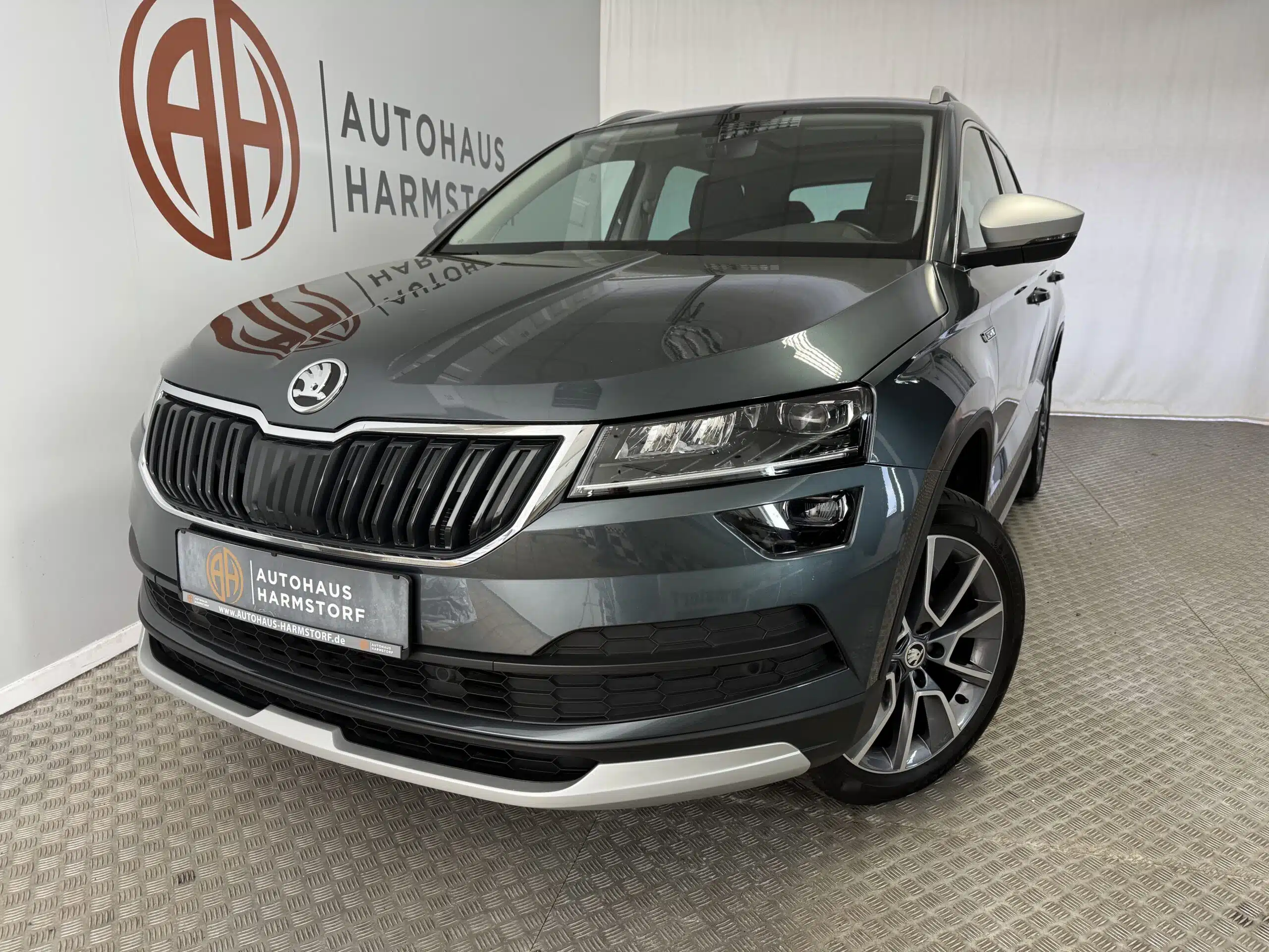 Nr. 185 Skoda Karoq Scout 1.5 4 Nr. 185 Skoda Karoq Scout 1.5 AHK Panodach Kamera - Schwarz-Grau Metallic
