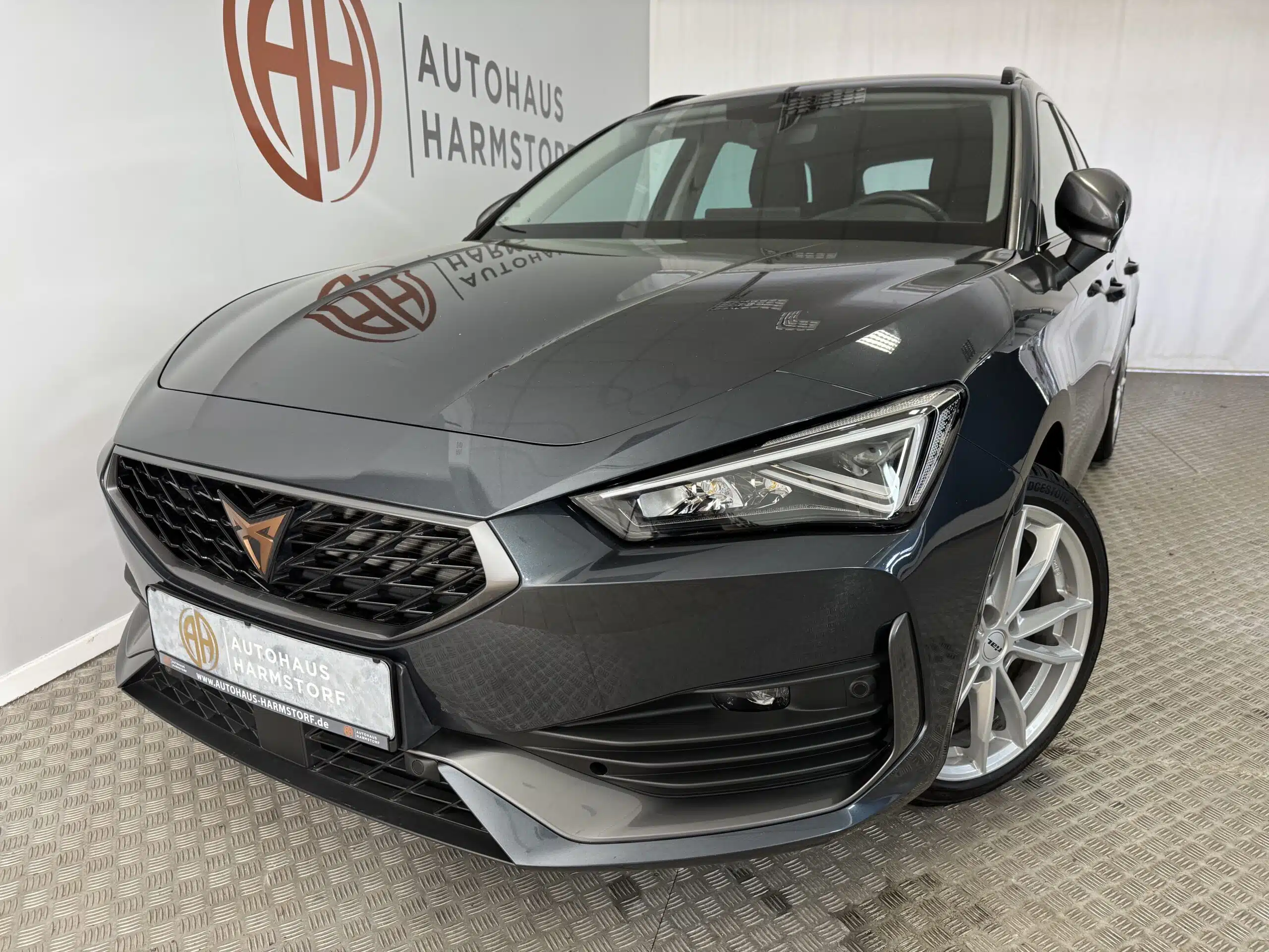 Nr. 9 Cupra Leon Sportstourer 2.0 AHK Beats Navi 8-fach bereift - Magnetic Tech Grey