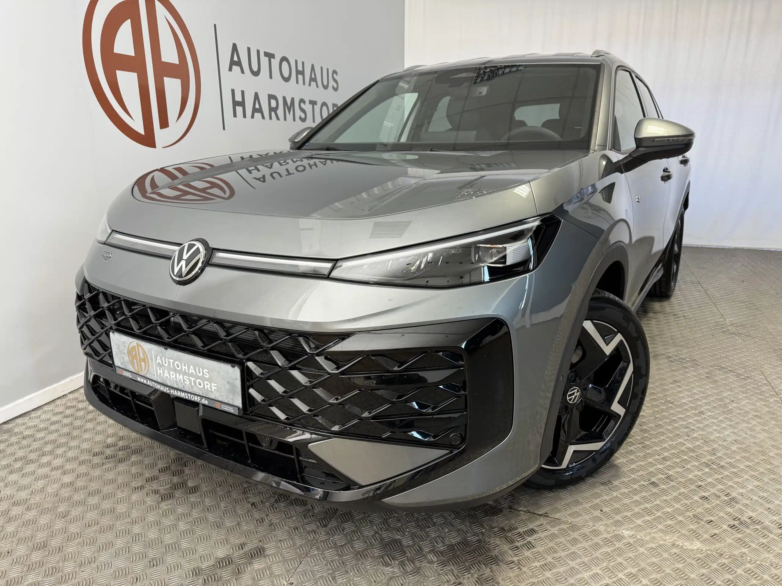 Nr. 96 Volkswagen T-Roc 1.5 neues Modell 6 Nr. 96 Volkswagen T-Roc 1.5 neues Modell R-Line AHK elektr. Kofferraum - Wolf Grey Metallic