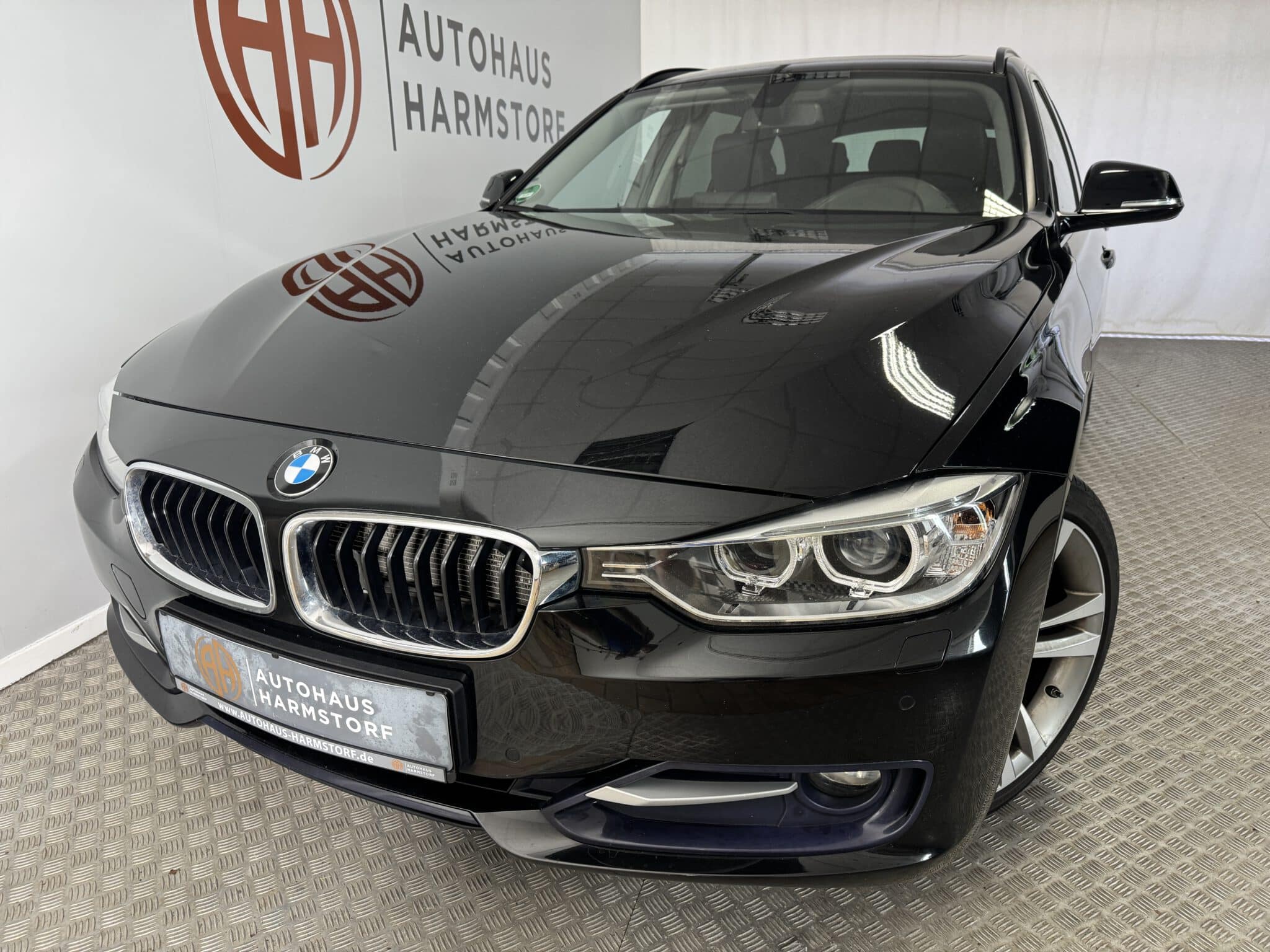 Nr. 133 BMW 320 Touring AT Modern Line Leder AHK Pano - Black Saphire Metallic