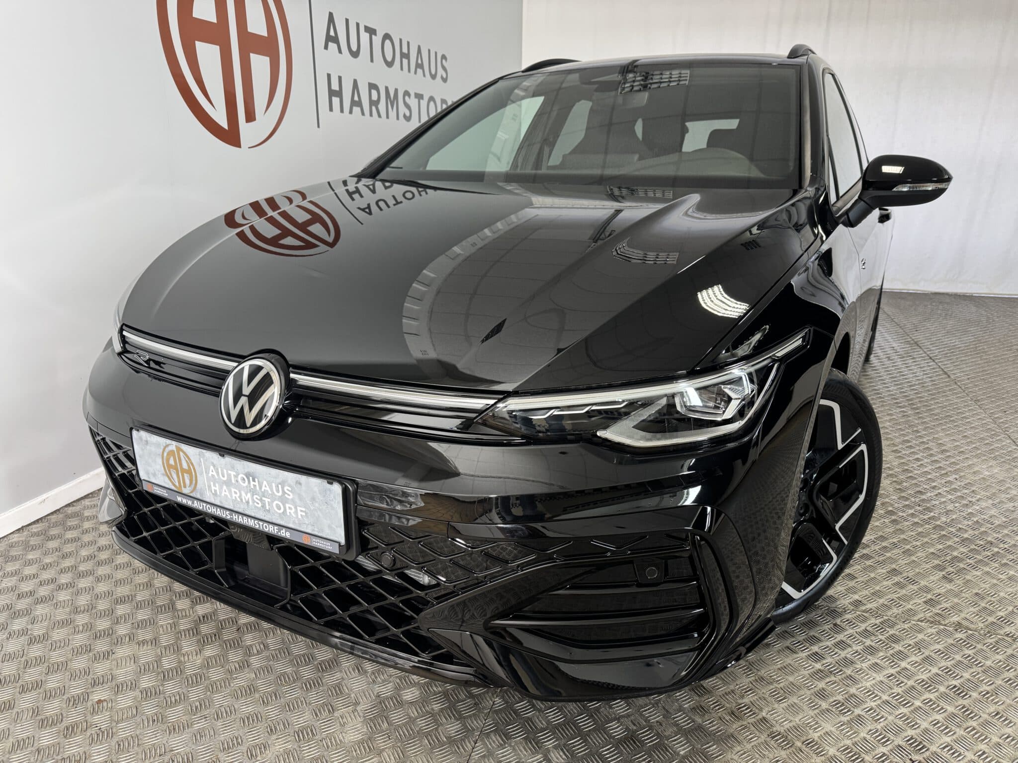 Nr. 9 Volkswagen Golf 8 Variant 1.5 eTSI R-Line AHK Pano LED - Grenadillschwarz Metallic