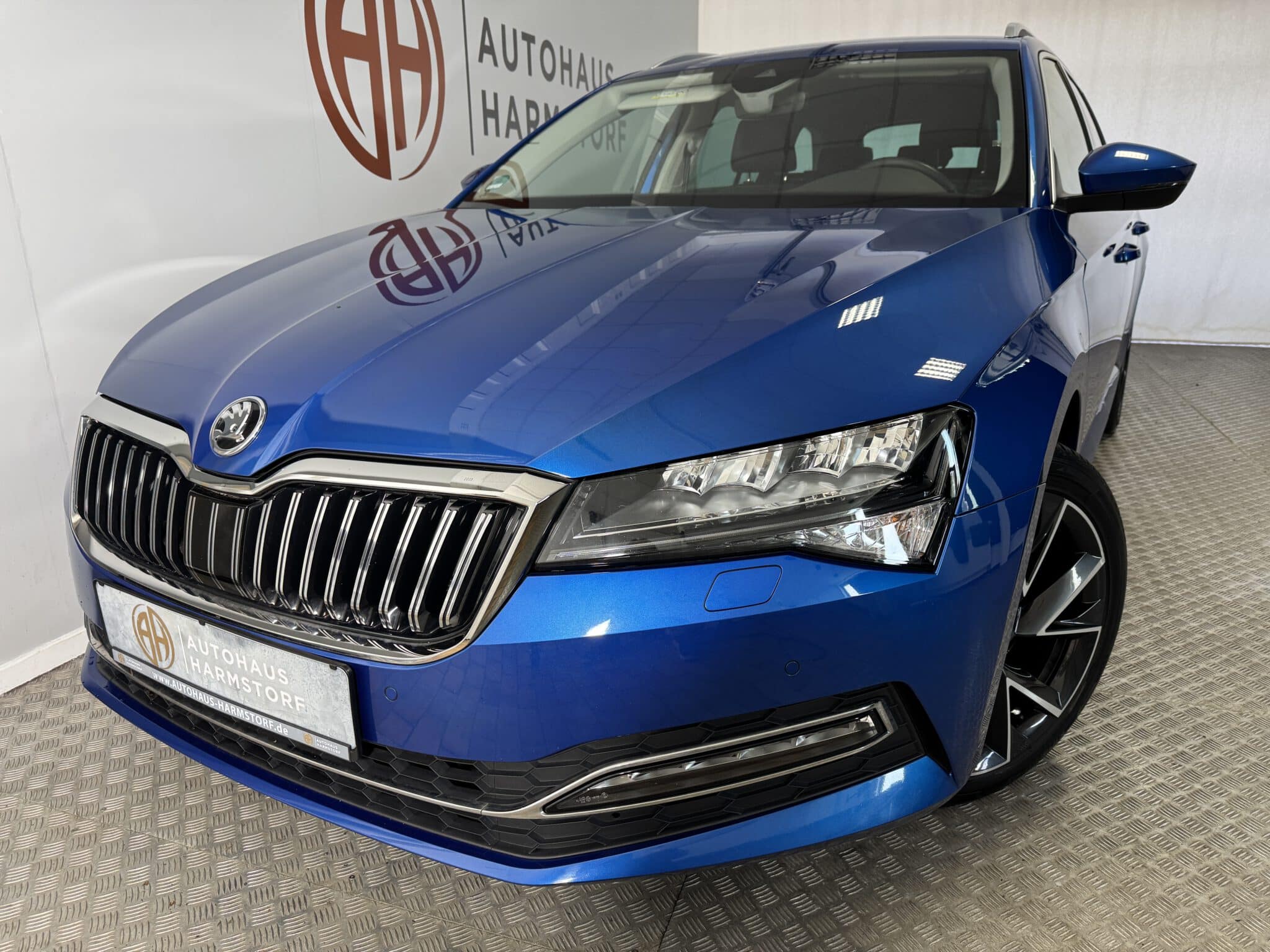 Nr. 98 Skoda Superb Combi Style 4x4 AHK StHz LED Kamera - Modra Race - Race Blue