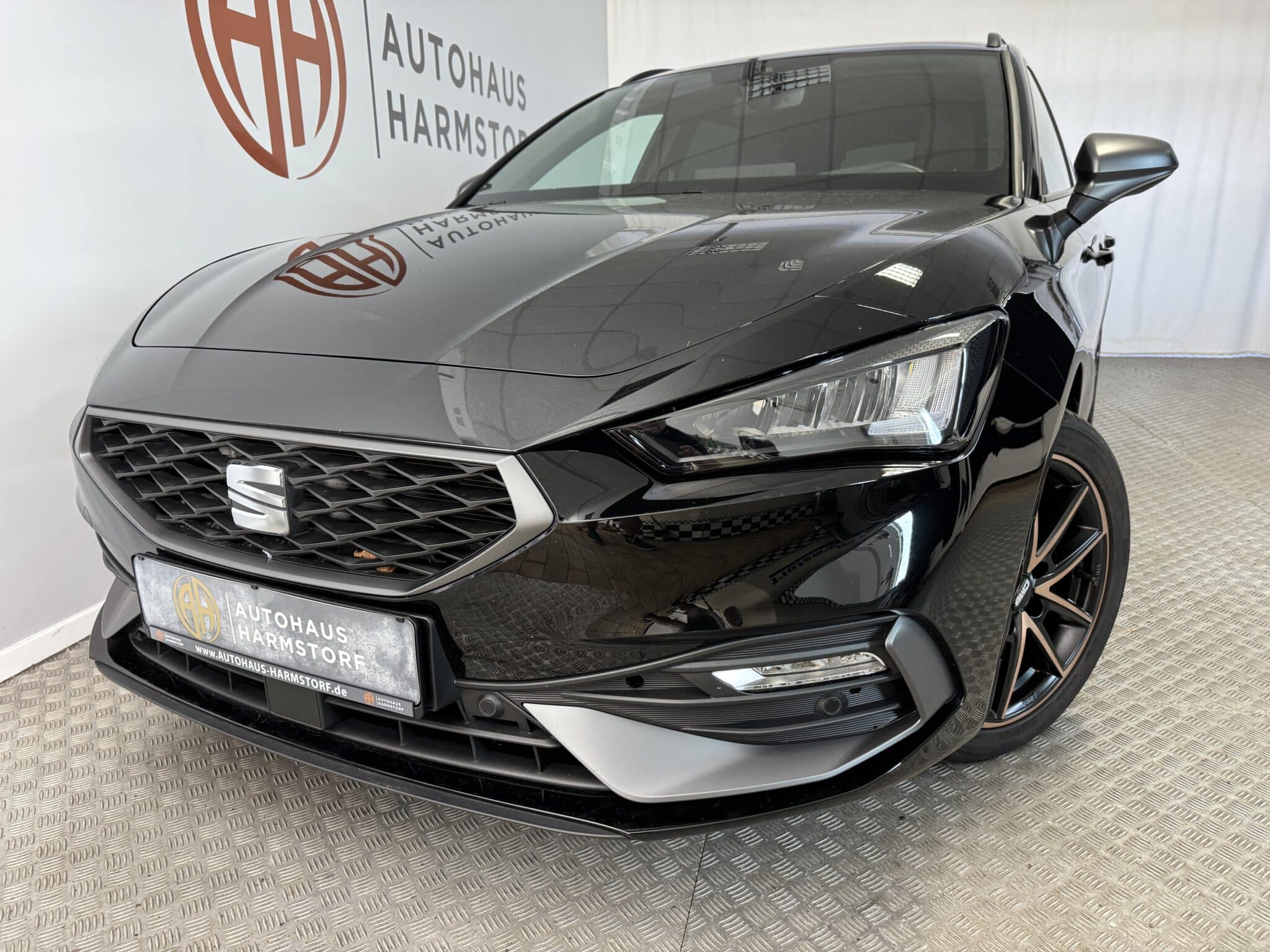 Nr. 189 Seat Leon Sportstourer 1.5 FR Black Edition AHK Kamera - Mythosschwarz Metallic